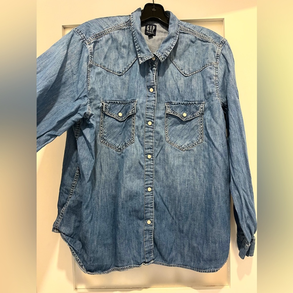 Women’s sz XXL GAP denim western button down shirt with pearl snap buttons